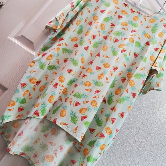 LulaRoe Tropical Tee - Picture 10 of 13